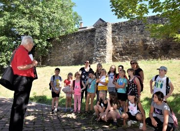 Auf mittelalterlichen Spuren der Stadt Reichenbach wandelte Historiker Wolfgang Richter (links) am Donnerstagvormittag mit 15 Hortkindern der Kita "Wichtelhausen".