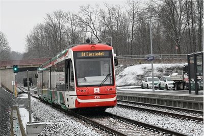 Der Zug auf der Probefahrt zwischen Chemnitzer Technopark und Bahnhof Einsiedel. 