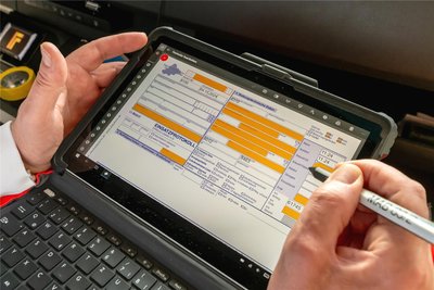 Die Einsatzdokumentation der Rettungswachen-Mitarbeiter erfolgt digital, sodass das Krankenhaus sofort auf die Daten zugreifen kann.
