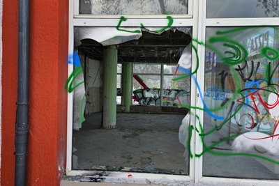 Unbekannte sprengten eine Scheibe eines leer stehenden Geschäfts im Lutherviertel.