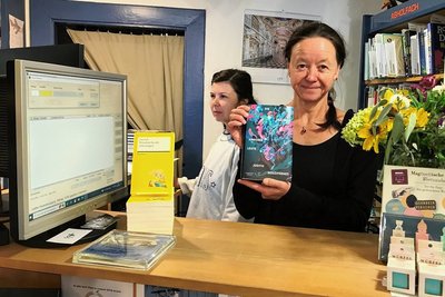 Heike Wenige, im Bild mit Mitarbeiterin Iva Tcherniradeva (hinten), empfiehlt das Buch "Die Träume anderer Leute" von Holofernes, der Musikerin und ehemaligen Frontfrau der Band Wir sind Helden. 