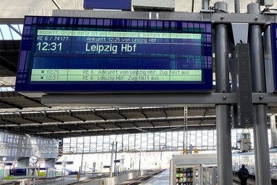 Die Anzeigetafel im Chemnitzer Hauptbahnhof zeigte die nächste Zugverbindung an.