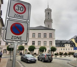 Die neuen Schilder stehen schon. In der Schneeberger Innenstadt gilt jetzt eine Geschwindigkeitsbeschränkung auf 30 Stundenkilometer.
