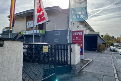 Zum Rewe an der Alten Bahnhofstraße in Oelsnitz musste am Montagmittag ein Großaufgebot der Feuerwehr ausrücken.