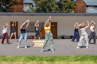 Das Team von Dancing Energy aus Annaberg-Buchholz hat am vergangenen Sonntag auf dem Gelände am Parkcafé seine Auftritte zur Sommernacht geprobt.