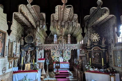 Wohnhäuser, Hütten, Kirchen – und alle aus Holz: Über 250 wertvolle Gebäude kann man entlang der Route der Holzarchitektur in Kleinpolen besichtigen. Ein besonderes Schmuckstück ist die Erzengel-Michael-Kirche in Debno, rund hundert Kilometer südlich von Krakau. Sie besteht aus Tannen- und Lärchenholz und wurde komplett ohne Nägel errichtet – von der Verkleidung abgesehen. Im Inneren überraschen die vielfarbigen Wandmalereien aus dem 15. und 16. Jahrhundert; man entdeckt Ornamente, Pflanzen und Jagdszenen. Deutschsprachige Erläuterungen gibt es vom Band. Geöffnet ist von Mai bis Oktober täglich. Der Eintritt ist frei, Spenden willkommen.