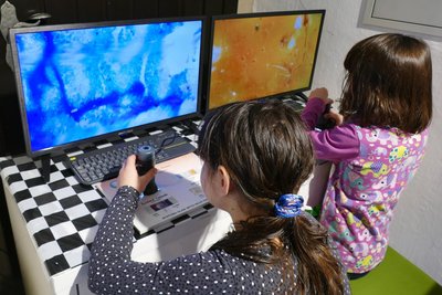 Mithilfe eines digitalen Mikroskops können die Strukturen von Farben näher unter die Lupe genommen werden.