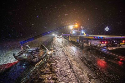 Ein Autofahrer verlor die Kontrolle über sein Fahrzeug und landete im Straßengraben auf dem Dach.