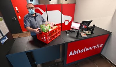Marcel Claus, Inhaber eines REWE-Marktes, am Abholservice mit Einkäufen, die online oder per App bestellt wurden. 