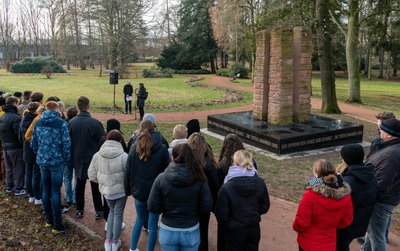 Am Mahnmal am Schwanenteich haben am Donnerstag in Mittweida mehr als 50 Bürgerinnen und Bürger, Vertreter der Stadt Mittweida sowie Schüler des Gymnasiums der Opfer des Holocausts gedacht.