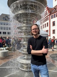 Künstler Daniel Widrig, der sich mit seinem Brunnenentwurf gegen mehr als 100 andere Einreichungen durchsetzte. 