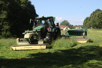 Nachdem die Kitzrettung das Feld überflogen hat und gegebenenfalls Kitze gerettet wurden, können die Mäharbeiten der Agrozuchtfarm Breitenau beginnen.