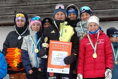 Die siegreiche Mädchenmannschaft der Eliteschule des Sports Oberwiesenthal mit Hanna Hennig, Jolina Berthold, Malwina Hermann, Lucie Schumacher, Mila Duske, Merle Heymann und Julia Schumann darf zum Bundesfinale fahren.