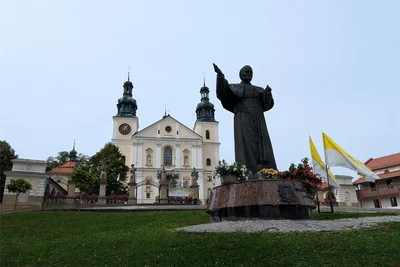 Den Polen wird nachgesagt, dass sie nicht an Gott glauben, sondern an Maria. Dafür spricht zumindest die unüberschaubare Anzahl von heiligen Stätten, die sie für die Anbetung der Gottesmutter errichtet haben. Zu den bedeutendsten Wallfahrtsorten gehört die Barockkirche in Kalwaria. Hier befinden sich auch ein Bernhardinerkloster und ein Park, der die Stationen des Kreuzweges nachbildet. Die Statue auf dem Vorplatz erinnert an Johannes Paul II.; der Papst weilte bereits als kleiner Junge gern an diesem Ort und kam auch später häufig her. Täglich finden mehrere Messen statt. Es gibt Gruppenführungen ab 15 Personen; Audioguide auch auf Deutsch.