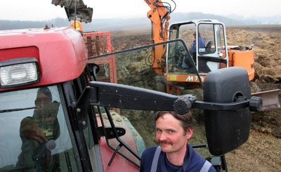 
              <p class="artikelinhalt">Mitarbeiter der Agrargenossenschaft Marienberg, darunter Roland Ehrig im Bagger und Traktorist Stephan Rasser, haben am Montag auf einem rund 30 Hektar großen Feld an der Ziegelscheune Mist ausgebracht. In wenigen Tagen soll hier Futtermais gesät werden. </p>
            
