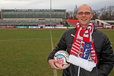 Der Vorstandssprecher des FSV Zwickau, Tobias Leege, in Vereinsmontur im Sportforum Sojus. 