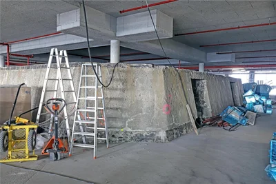 Das frühere Bunkerdach wird jetzt von fünf weiteren Level überbaut. Zu sehen ist unter anderem noch das alte Munitionsdepot und der Leitstand.