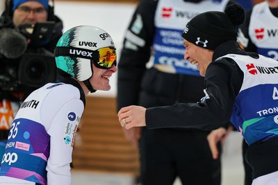 Domen Prevc (links) zeigte seine Fliegerqualitäten und holte WM-Gold, das vierte für die Familie mit den zwei Titeln von Schwester Nika.