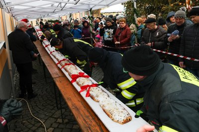 Der Riesenstollen ist jedes Jahr der Star des Weihnachtstreffens auf dem Marktplatz in Schönbach/Luby. Am Samstag, 14 Uhr, startet die 26. Auflage der Adventstradition mit Verteilung der gebackenen Köstlichkeit.