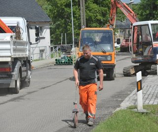 Der Chemnitzer Verkehrsbau war am Freitag mit der Sanierung der Randstreifen beschäftigt. Vorarbeiter Thomas Ulbricht beim Ausmessen.