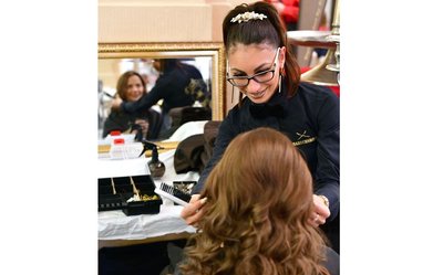 Im Bild: Die Topstylisten Rafaela Walther Coiffeur aus Freiberg mit Stylistin Elena Krieger, die Model Lysett Clausner eine Hochzeitsfrisur kreiert. 