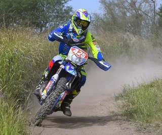Zu Beginn gleich die Kurve gekriegt: Lucien Weißwange aus Kleinwaltersdorf wurde beim ersten Lauf des Enduro-Jugend-Cups Ost in Schönebeck Zweiter der Klasse bis 125 ccm. Großes Ziel ist 2022 der erste Titel. 