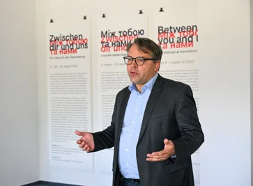 Frédéric Bußmann kürzlich bei der Wiedereröffnung des Open Space. Die Kunstsammlungen stellen diesen Raum hinter dem Marx-Monument der Stadtgesellschaft zur Verfügung - unter anderem für Ausstellungen, Zusammenkünfte und Vorträge.