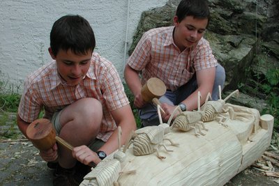 Peter Weißflog (vorn) gehörte 2008 mit Zwillingsbruder Martin selbst zu den Teilnehmern des Symposiums. Beide lieferten damals mit ihrem hölzernen Onkel Fritz und dem Angriff der Krabbelkäfer ein Meisterstück ab.