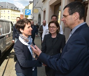 Frauke Petry (links) wurde gestern von Büroleiter Wolfram Kanis und der Landtagsabgeordneten Karin Wilke in Freiberg begrüßt.