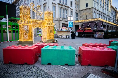Betonblöcke als Sperren an den Eingängen zum Weihnachtsmarkt – hierfür hatte sich im Vorjahr Magdeburg entschieden.