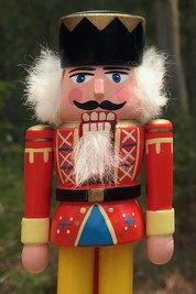 Das Original bleibt mehrere Monate im All: Nussknacker Wilhelm aus Seiffen.