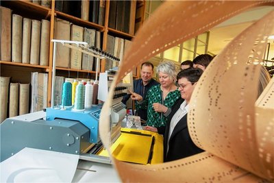 Andreas Grimm von der Firma Walz Solution mit Workshop-Teilnehmern in der Plauener Schaustickerei. Der Fachmann stellte Softwarelösungen für Mehrkopfstickmaschinen vor. 