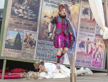 Das tut weh: Don Luis (Lukas Reinsch) bemerkt Cosme (Martin Ennulat) und Zofe Isabel (Natalie Heiß) nicht.