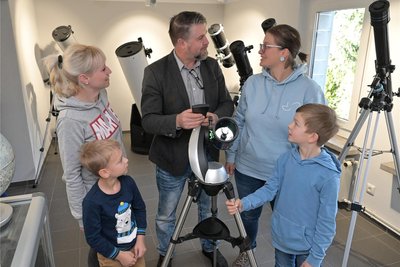 Mike Behnke vom Team der Sternwarte (Mitte) erklärt großen und kleinen Besuchern die Fernrohrtechnik .