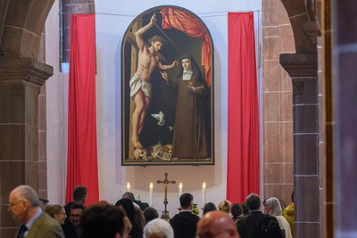 Die Besucher des Vespergottesdiensts stehen unter dem Gemälde der heiligen Teresia Benedicta vom Kreuz/Edith Stein, gemalt von Michael Triegel, der auch schon den Papst porträtierte.