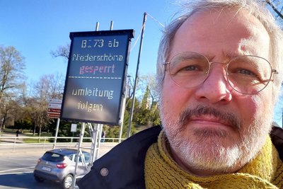 Schon in Freiberg nahe Bebelplatz wird auf die Sperrung der B 173 hingewiesen. Reporter Wieland Josch vor dem mobilen Warnschild am Albertpark.