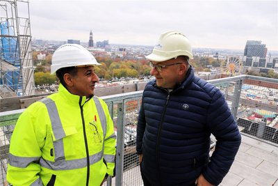 Ronny Erfurt (r.) im Gespräch mit Alpaslan Bicakci, einem der sieben Bauleiter auf der Baustelle Bunker Feldstraße.