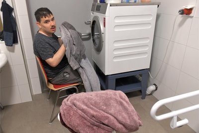 Im neuen Sanitärraum des Betreuungsbereiches hilft Dennis besonders gern bei der Wäsche.
