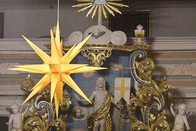 Die Rundkirche Zum Friedefürsten in Klingenthal steht am Samstag im Zeichen des Weihnachtsoratoriums. Ab 17 Uhr führt die Vogtland-Philharmonie Greiz/Reichenbach die Kantaten 1 bis 3 aus dem Bach-Klassiker auf.