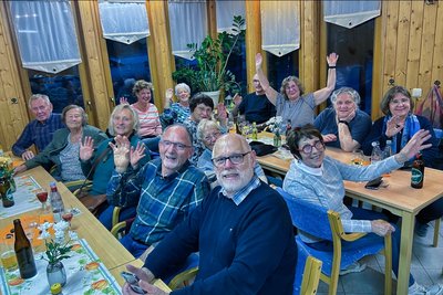 Lustig geht es zu, wenn die Bier-Freunde aus Auerbach die Wein-Trinker aus Grevenbroich treffen.