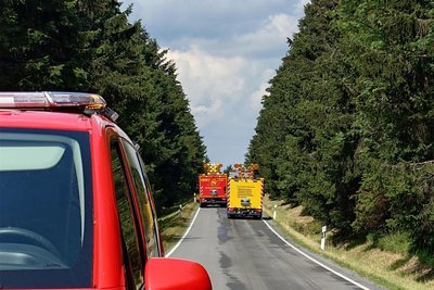 Das Problem war, dass der nachfolgende Verkehr das ausgelaufene Öl auf der Straße breitfuhr.