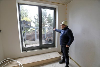 Ronny Erfurt zeigt eines der künftigen Hotelzimmer.
