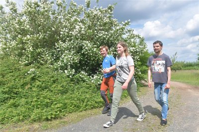 Während einige Gruppenmitglieder Kuchen backen wollten, unternahm Betreuerin Natalie Krumbiegel mit Lukas (l.) und Dominik einen Spaziergang.