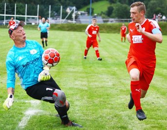 Der Torwart des FV Rot-Weiß Preßnitztal, Heiko Hermann, hielt nahezu alles, was zu halten war. Oder er "guckte" den Ball an Latte beziehungsweise Pfosten. Trotzdem hieß es am Ende 0:8, denn die Landesliga-Elf des FC Lößnitz um Kapitän Marco Wölfel war für die Kreisklasse-Mannschaft mehr als eine Nummer zu stark. 