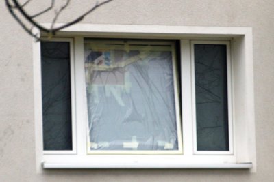Tatort Freiberg: Durch das Fenster flog am Samstag vor Weihnachten ein Pflasterstein mit Hakenkreuz – einer der rechten Angriffe, die der RAA Sachsen 2025 dokumentiert hat.