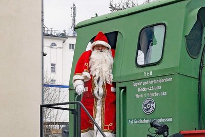 Mit der Lokomotive kommt der Weihnachtsmann im Museum an.