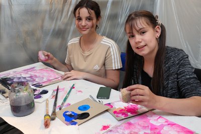Schwamm statt Pinsel, Tupfen statt Malen – das wurde zum Auftakt im Workshop vermittelt. Lilli (l.) und Ronja fanden das „cool“.