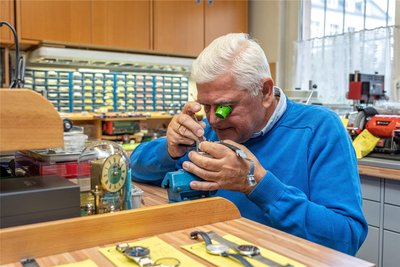 Wegen eines Hausschwamms muss Uhrmachermeister Ralf Schröder Ende März sein Juwelier-Geschäft räumen. Ein Umzug lohnt sich nicht mehr. Der 76-Jährige geht danach in Rente.
