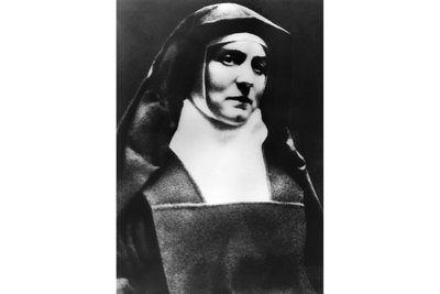 Undatierte Aufnahme der katholischen Philosophin Dr. Edith Stein. Am 12. Oktober 1891 wurde sie in Breslau als Tochter einer jüdischen Kaufmannsfamilie geboren. Von 1911 bis 1915 Studium der Philosophie, Germanistik und Geschichte. 1922 Eintritt in die Katholische Kirche. Vor 70 Jahren wurde die Nonne Edith Stein in Auschwitz ermordet. Mithäftlinge beschrieben sie als "Engel", der Papst sprach sie 1998 heilig.