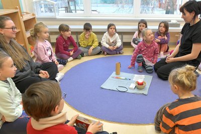 Die Kitakinder der Gruppe Fünfeck im Montessori-Kinderhaus nehmen mit Erzieherin Lena (r.) am bundesweiten Vorlesetag teil.